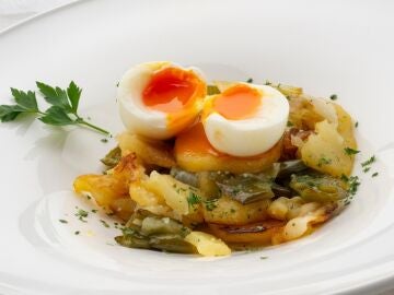 Huevo mollet con patatas panadera, de Karlos Arguiñano