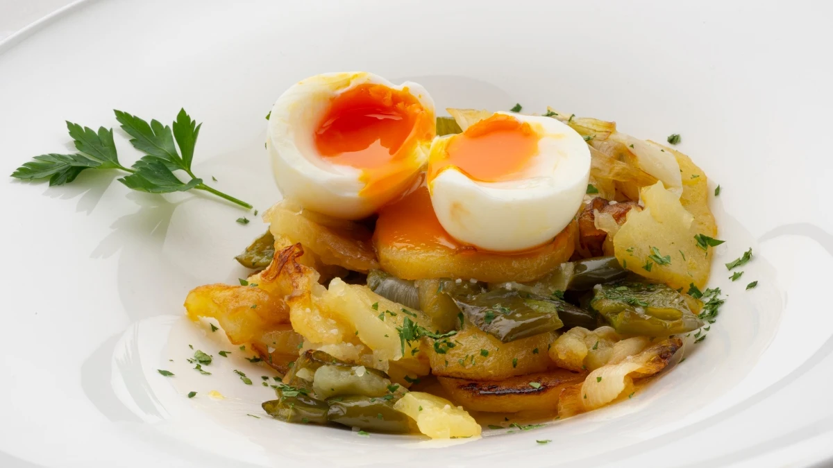 Huevo mollet con patatas panadera, de Karlos Arguiñano Huevo mollet con patatas panadera, de Karlos Arguiñano