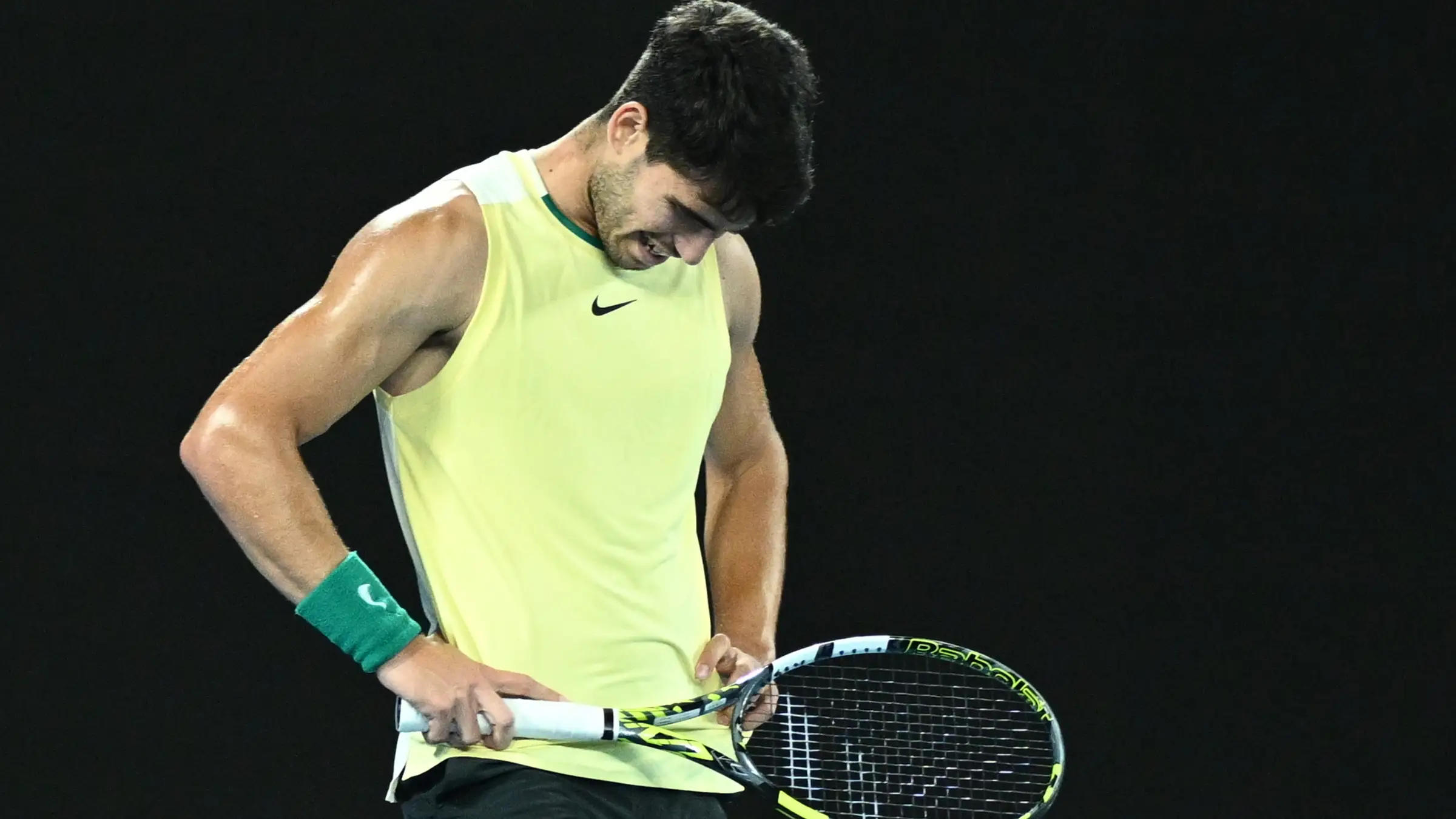 Carlos Alcaraz se resigna durante su partido ante Zverev en el Open de Australia Carlos Alcaraz se resigna durante su partido ante Zverev en el Open de Australia