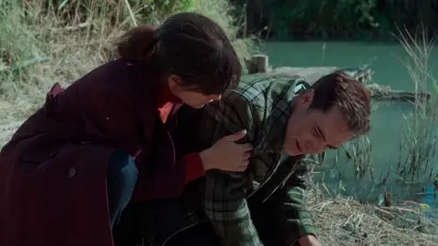 Manuel se derrumba al ver el cadáver de Llanos, su primera mujer Manuel se derrumba al ver el cadáver de Llanos, su primera mujer