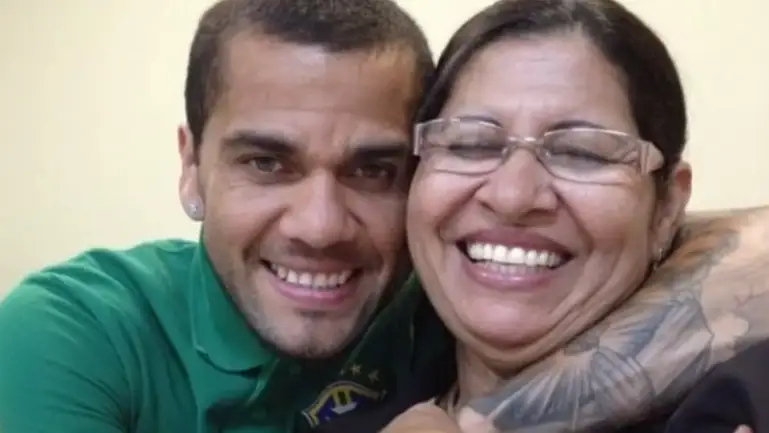 Dani Alves en una imagen junto a su madre Lucía Dani Alves en una imagen junto a su madre Lucía
