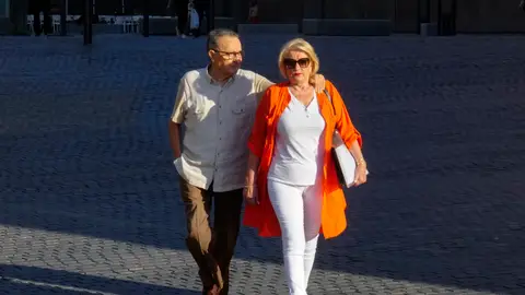 Enríquez Negreira, acompañado de su esposa a su llegada al Instituto de Medicina Legal de Cataluña en octubre de 2023