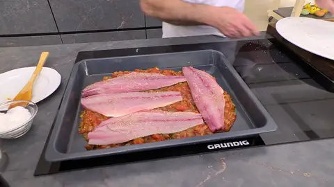Extiende el tomate en una bandeja de horno Extiende el tomate en una bandeja de horno