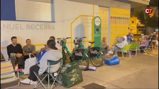 Colas para comprar entradas de la presentaci&oacute;n de la Gala Drag