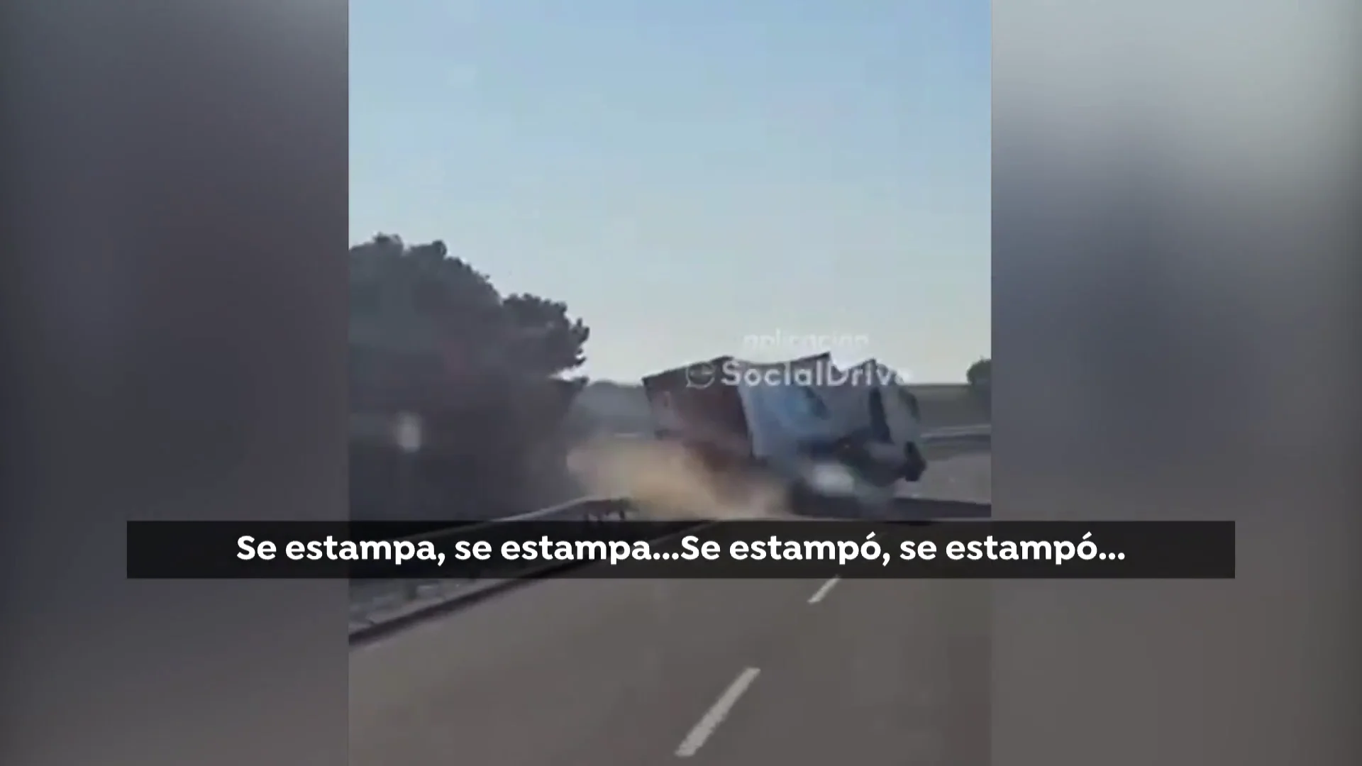 Un cami&oacute;n de cerveza vuelca ante los ojos del conductor que iba detr&aacute;s
