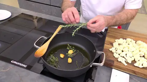 Añade también las ramas de tomillo y de romero Añade también las ramas de tomillo y de romero