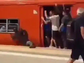 El momento en que un borracho cae a las vías del tren El momento en que un borracho cae a las vías del tren