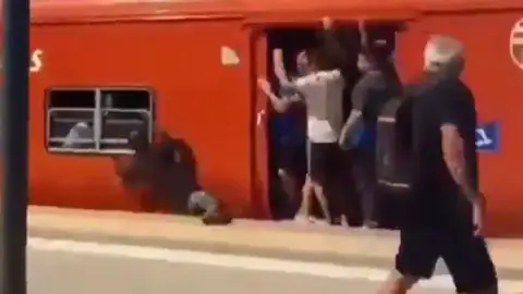 El momento en que un borracho cae a las vías del tren