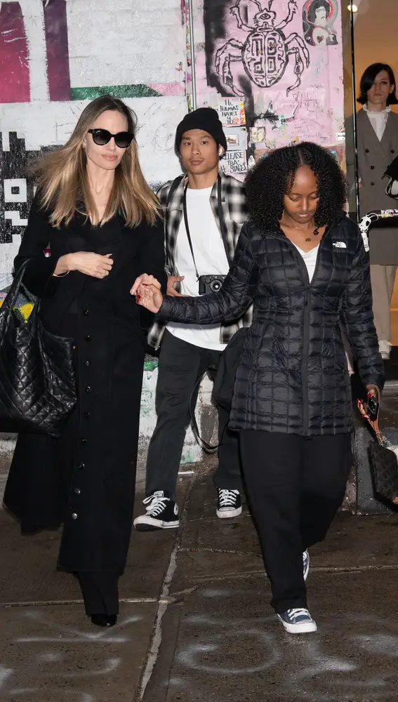 Angelina Jolie con sus hijos Pax y Zahara en su atelier de moda en Nueva York
