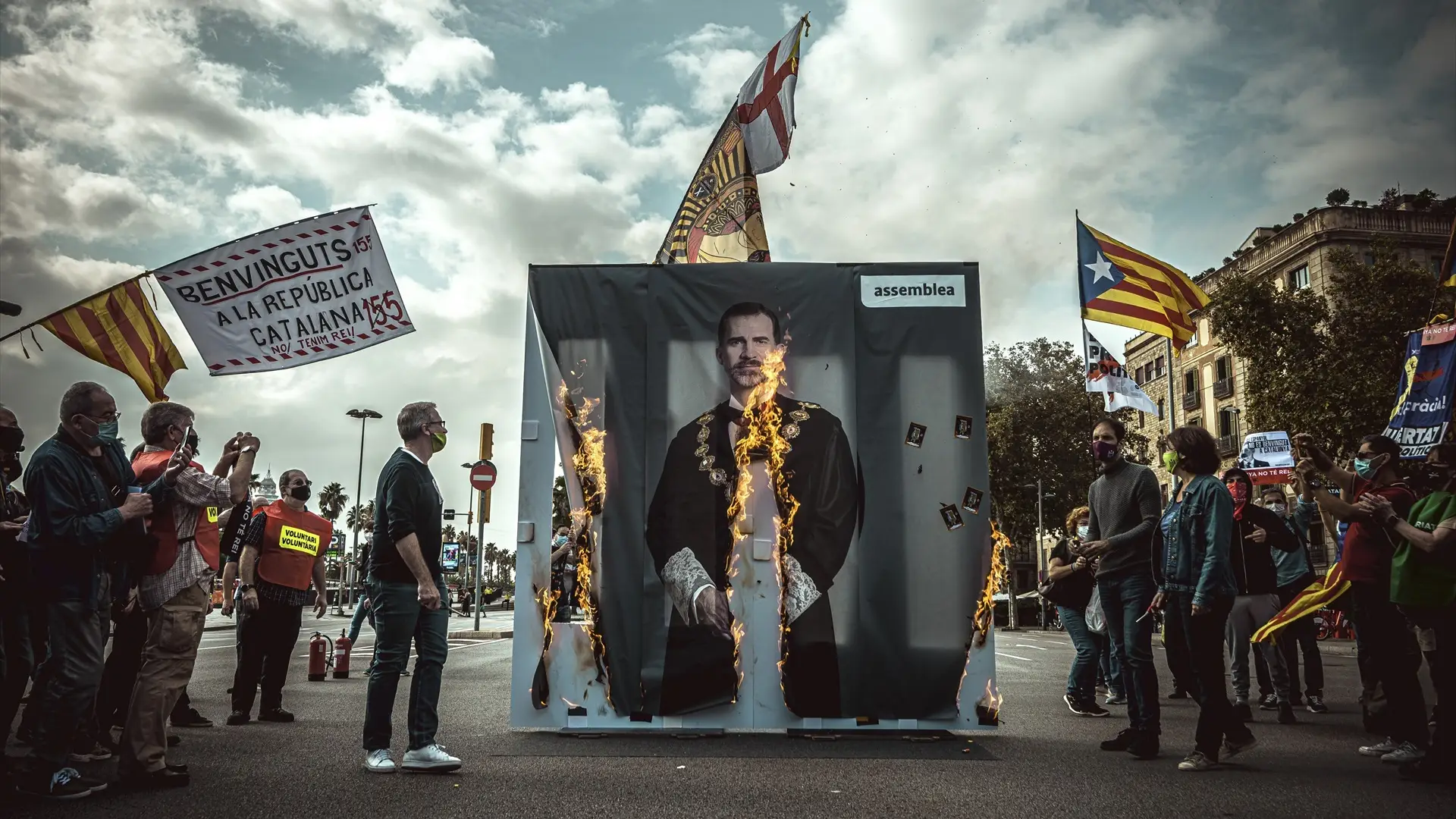Queman fotos del rey durante su visita a Barcelona en 2020 Queman fotos del rey durante su visita a Barcelona en 2020