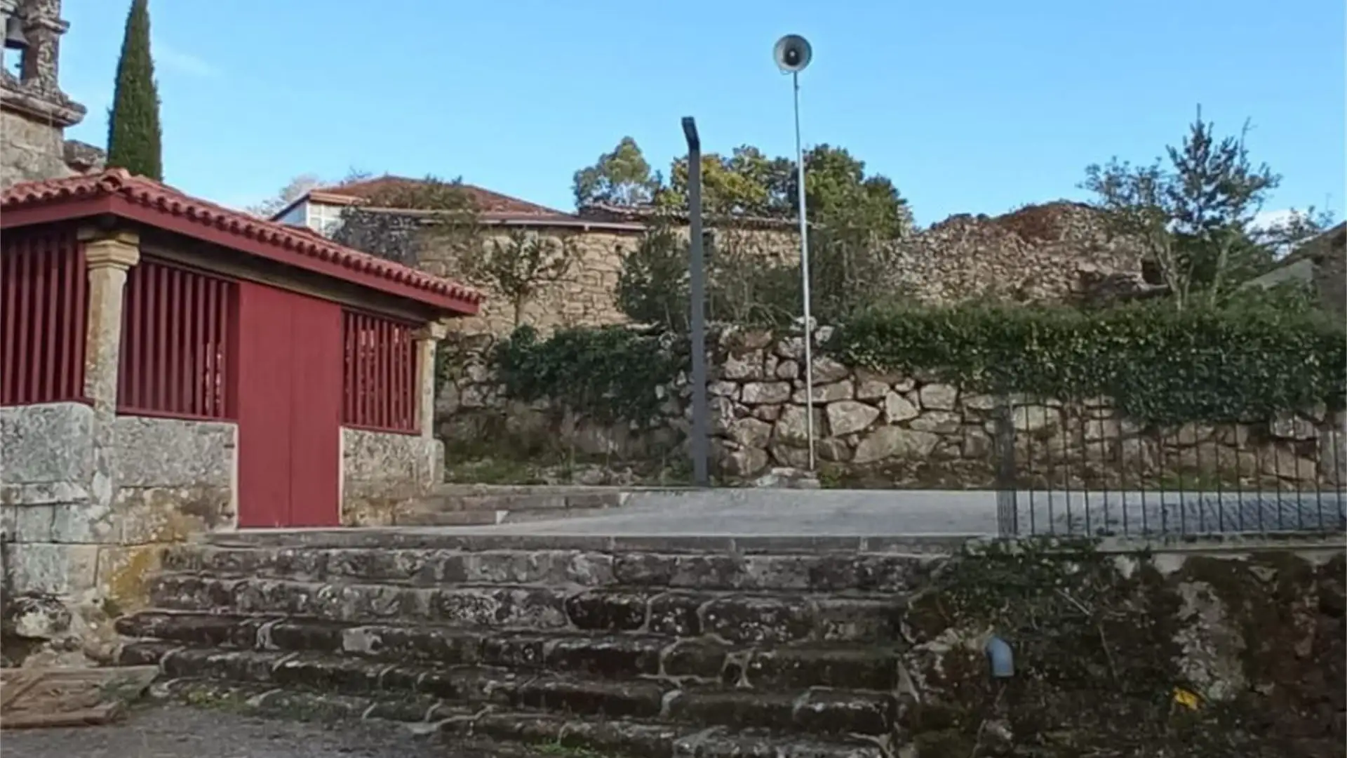 Iglesia de Santa Maria de Emtrambosr&iacute;os, en A Merca (Ourense)