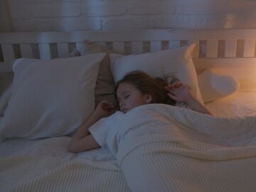 Una niña durmiendo por la noche