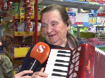 Dolores y su acordeón se han convertido con 90 años en la principal atracción de la tienda que regenta su hija