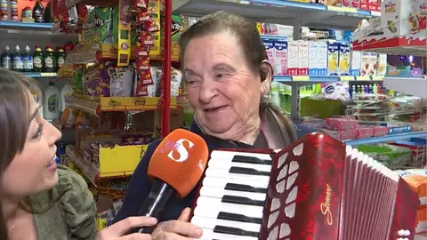 Dolores y su acordeón se han convertido con 90 años en la principal atracción de la tienda que regenta su hija