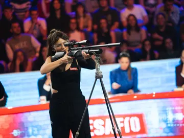 La alegría de Mónica Cruz al superar el desafío de puntería La alegría de Mónica Cruz al superar el desafío de puntería