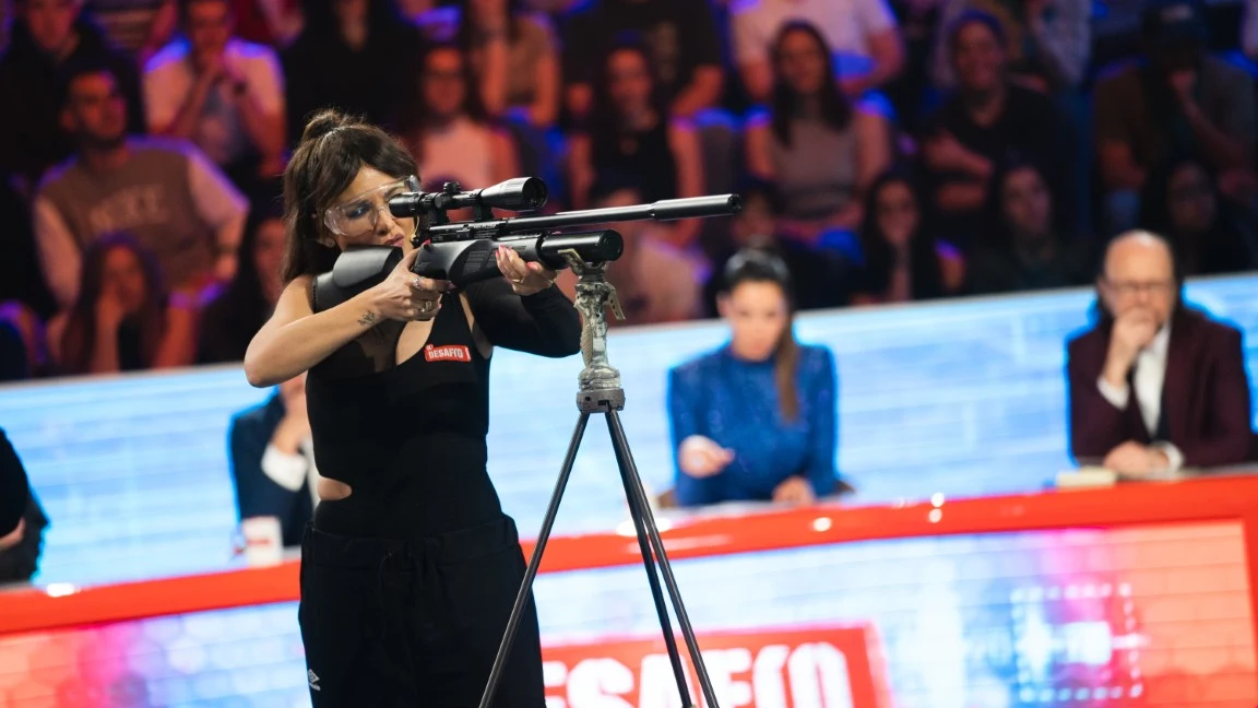 La alegr&iacute;a de M&oacute;nica Cruz al superar el desaf&iacute;o de punter&iacute;a