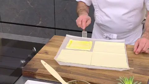Unta los bordes de cada trozo con un poco de huevo batido Unta los bordes de cada trozo con un poco de huevo batido