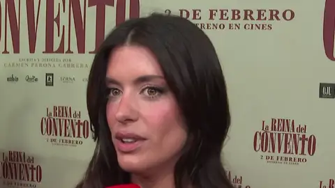 Dulceida atendiendo a los medios Dulceida atendiendo a los medios