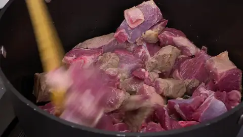 Trocea la carne, salpimiéntala, introdúcela en la cazuela y fríela Trocea la carne, salpimiéntala, introdúcela en la cazuela y fríela