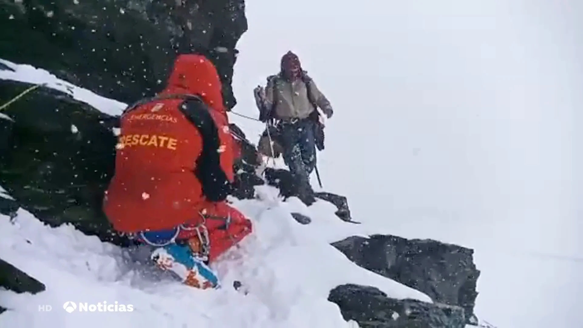 Los bomberos de Castilla y Le&oacute;n que participaron en 'La sociedad de la nieve': "&Eacute;ramos sus &aacute;ngeles de la guarda"