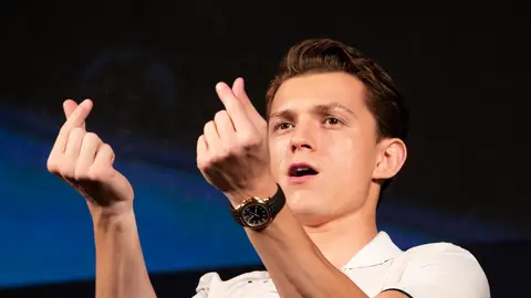 Tom Holland atendiendo a la prensa por Spider-Man: Lejos de Casa en Seúl en 2019 Tom Holland atendiendo a la prensa por Spider-Man: Lejos de Casa en Seúl en 2019