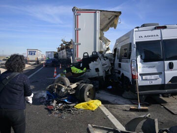 Imágenes del accidente de este jueves a la altura de Santa Cruz de Mudela (Ciudad Real)