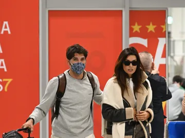 Cayetano Rivera y su novia, María Cerqueira Gomes, llegan a Sevilla Cayetano Rivera y su novia, María Cerqueira Gomes, llegan a Sevilla