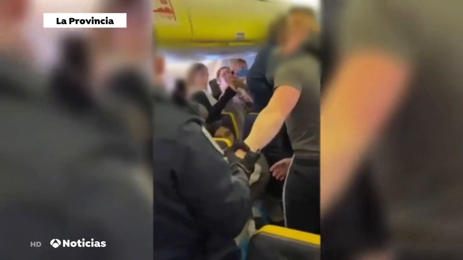 El vídeo en el que echan a una persona de un avión tras desviar a Portugal el vuelo con destino Canarias