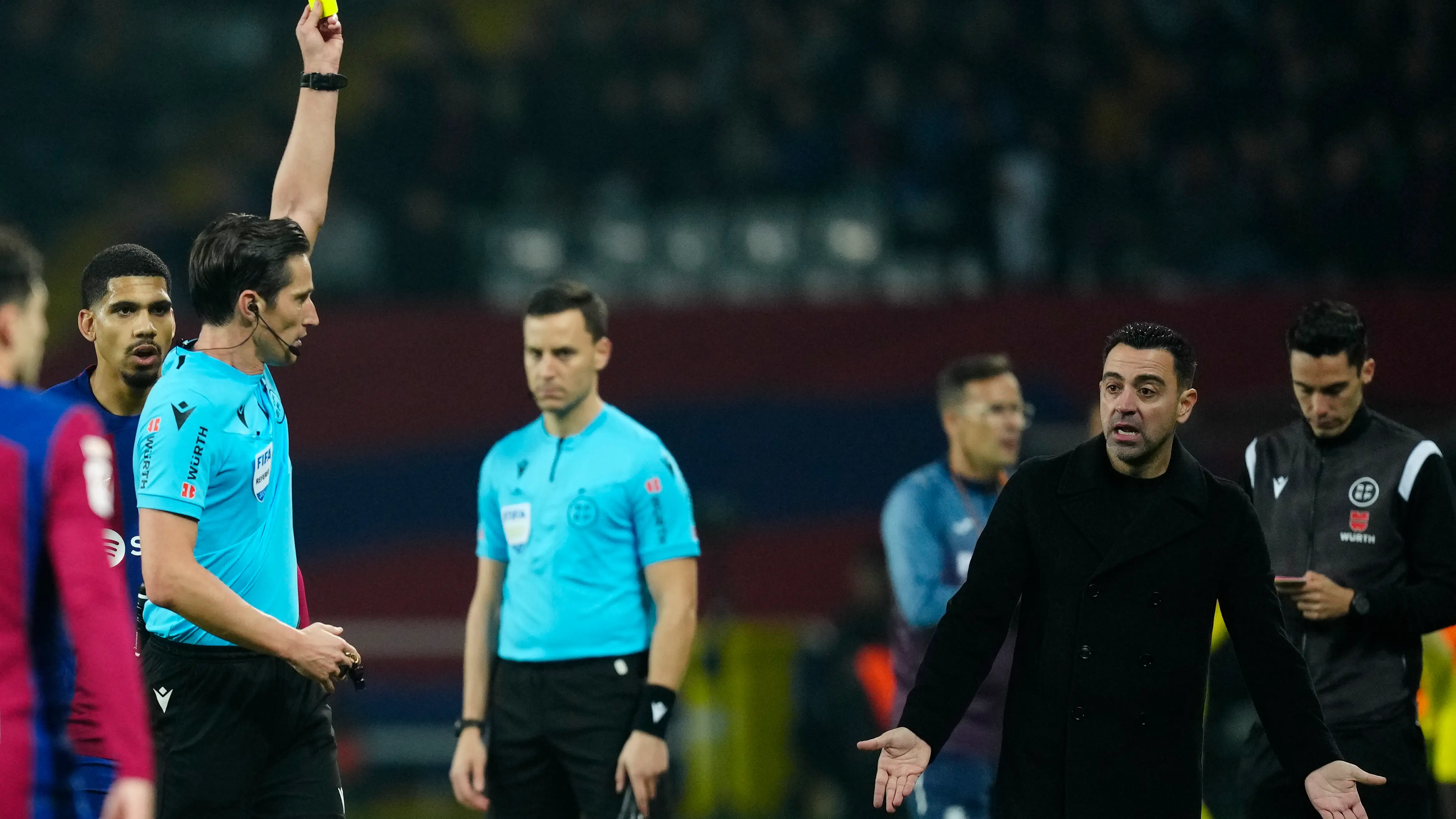 Xavi Hern&aacute;ndez protesta a Munuera Montero