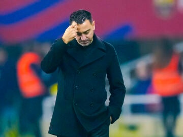 Xavi Hernández se lamenta durante el Barcelona - Villarreal (3-5)