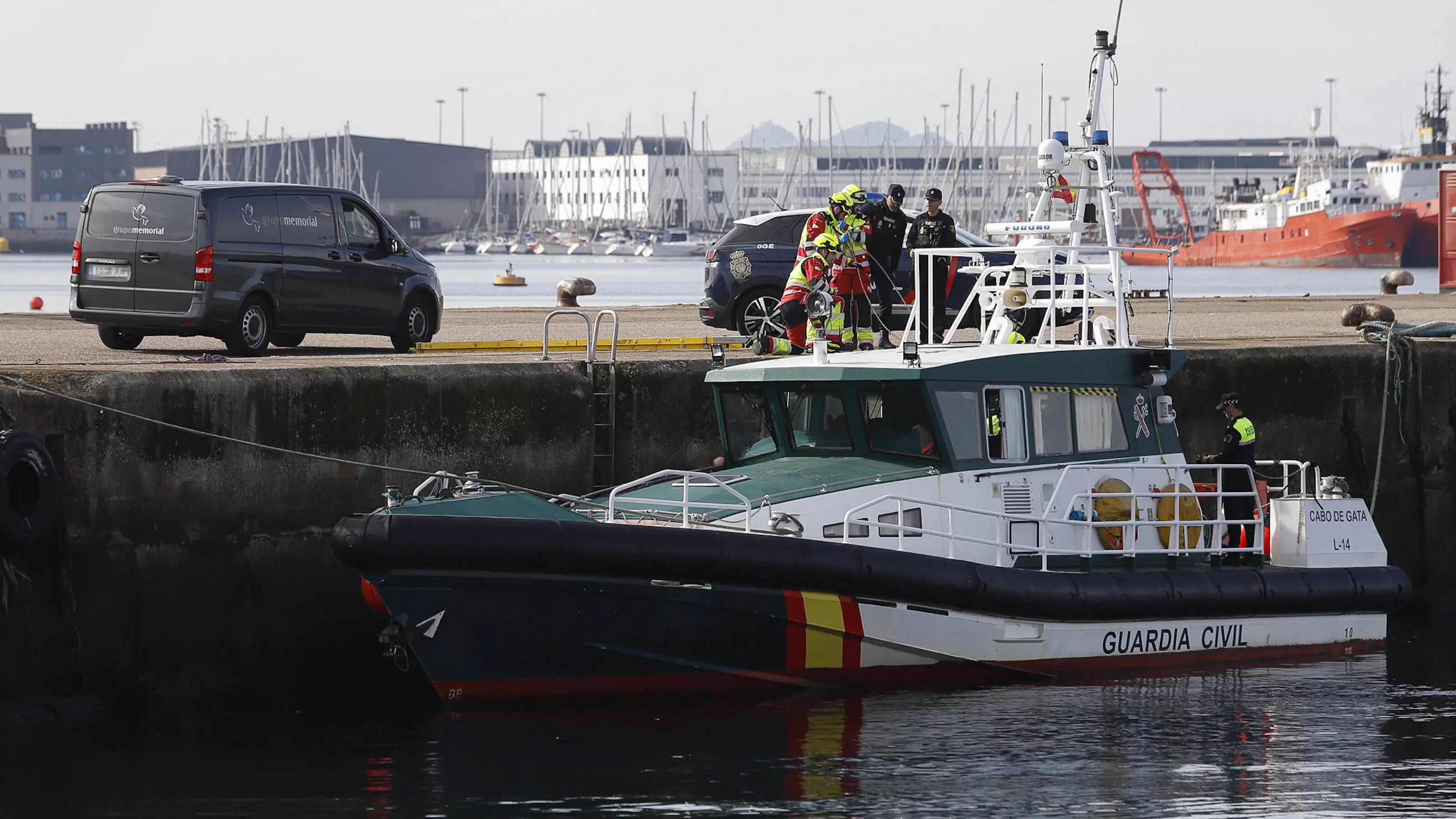 Agentes de la Guardia Civil y la Polic&iacute;a Nacional en el lugar donde se ha encontrado el cuerpo enVigo