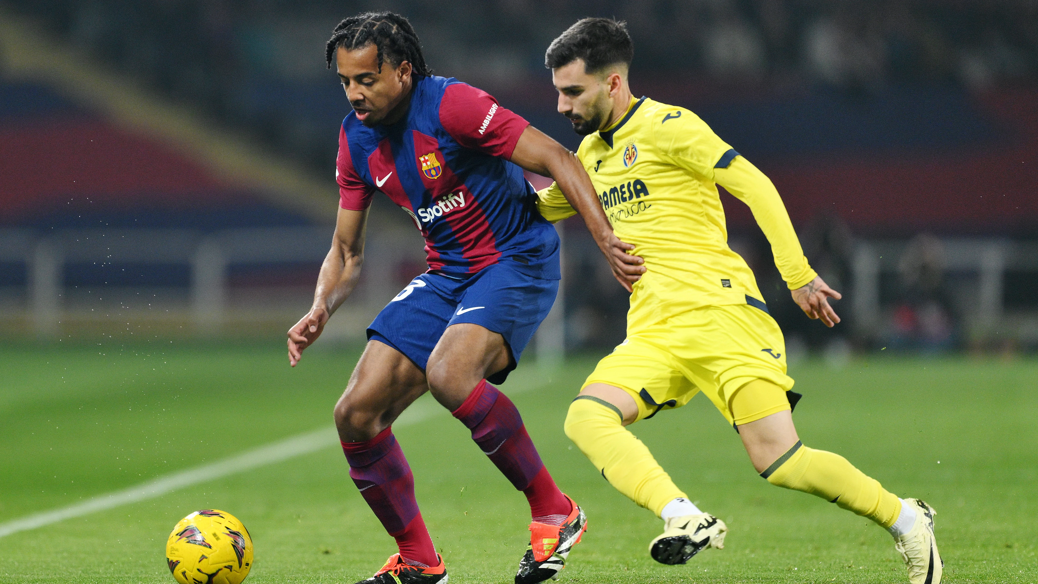 Jules Kound&eacute; disputa un bal&oacute;n con &Aacute;lex Baena durante el Barcelona - Villarreal