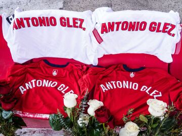 Las camisetas en homenaje a los tres aficionados fallecidos del Sevilla