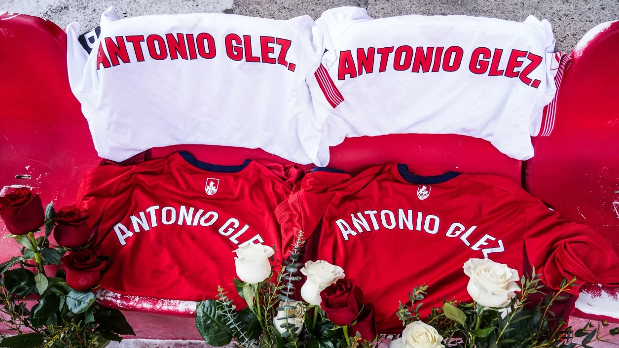 Las camisetas en homenaje a los tres aficionados fallecidos del Sevilla Las camisetas en homenaje a los tres aficionados fallecidos del Sevilla