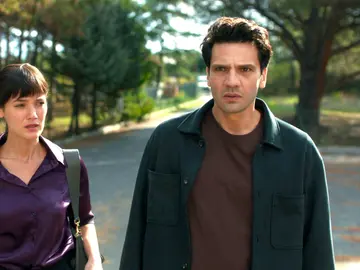 Ilgaz y Ceylin van a un centro de acogida en busca de Mercan... ¿encontrarán allí a su hija? Ilgaz y Ceylin van a un centro de acogida en busca de Mercan... ¿encontrarán allí a su hija?