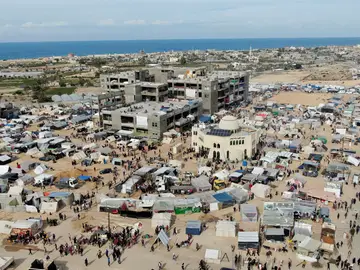 Miles de gazatíes se hacinan en Rafá intentando escapar de la ofensiva israelí Miles de gazatíes se hacinan en Rafá intentando escapar de la ofensiva israelí