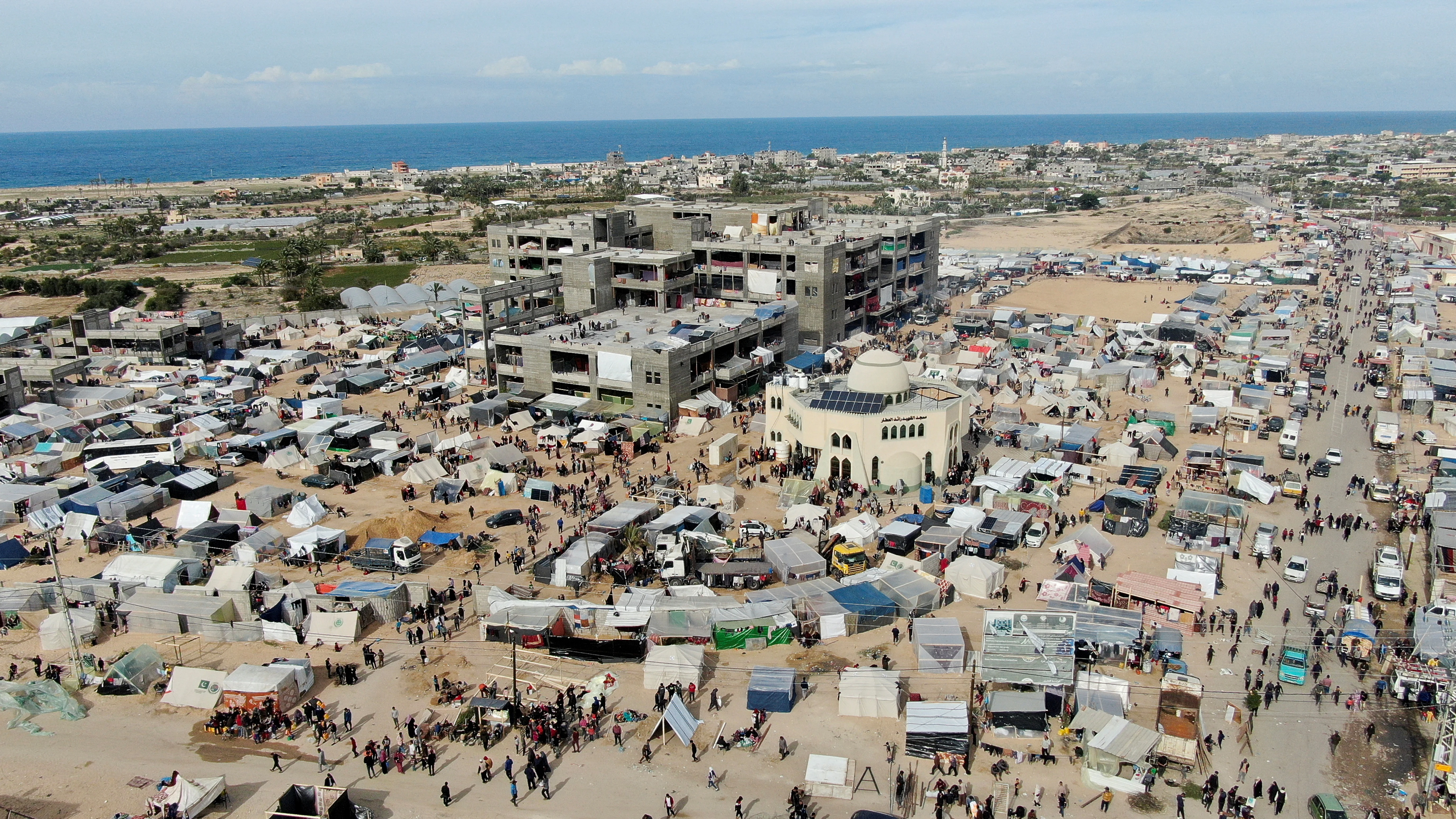 Miles de gazatíes se hacinan en Rafá intentando escapar de la ofensiva israelí Miles de gazatíes se hacinan en Rafá intentando escapar de la ofensiva israelí