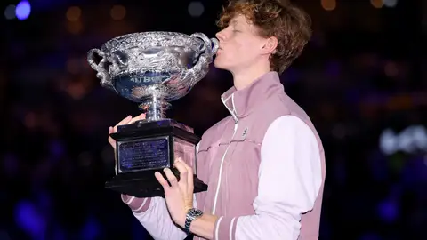 Jannik Sinner posa con el trofeo del Open de Australia Jannik Sinner posa con el trofeo del Open de Australia