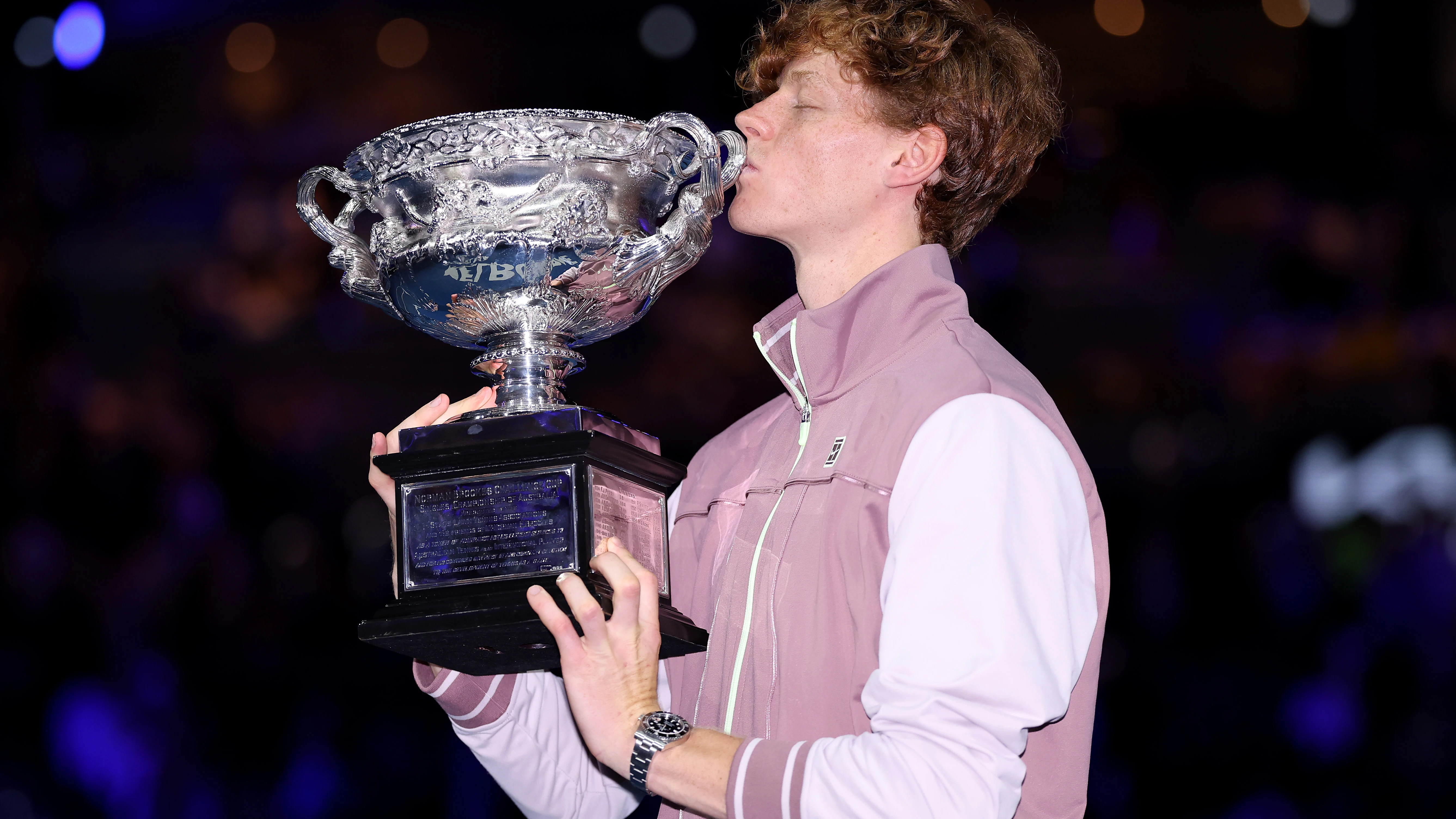 Jannik Sinner posa con el trofeo del Open de Australia Jannik Sinner posa con el trofeo del Open de Australia