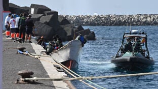 Un cayuco llega al puerto de La Restinga, a 26 de enero de 2024, en El Hierro, Santa Cruz de Tenerife, Tenerife, Canarias (Espa&ntilde;a). Un total de tres cayucos han llegado en las &uacute;ltimas horas a la isla de El Hierro con 177 migrantes y dos fallecidos, en total hoy, 26 de enero han llegado 228 personas al puerto de La Restinga. 26 ENERO 2024;MIGRACI&Oacute;N;INMIGRACI&Oacute;N;PATERA; Europa Press Canarias (Foto de ARCHIVO) 01/01/1980
