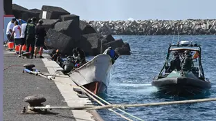 Llegan otros tres cayucos a El Hierro con 177 migrantes y dos fallecidos Un cayuco llega al puerto de La Restinga, a 26 de enero de 2024, en El Hierro, Santa Cruz de Tenerife, Tenerife, Canarias (España). Un total de tres cayucos han llegado en las últimas horas a la isla de El Hierro con 177 migrantes y dos fallecidos, en total hoy, 26 de enero han llegado 228 personas al puerto de La Restinga. 26 ENERO 2024;MIGRACIÓN;INMIGRACIÓN;PATERA; Europa Press Canarias (Foto de ARCHIVO) 01/01/1980