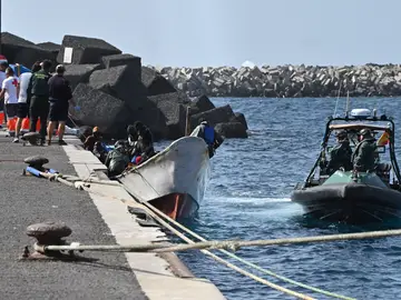 Llegan otros tres cayucos a El Hierro con 177 migrantes y dos fallecidos Llegan otros tres cayucos a El Hierro con 177 migrantes y dos fallecidos
