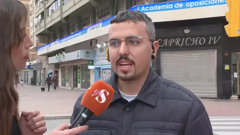 La víctima de la violación que ha evitado un conductor de VTC: "Uno se quitó el cinturón, y justo ahí llegó Adrián" La víctima de la violación que ha evitado un conductor de VTC: "Uno se quitó el cinturón, y justo ahí llegó Adrián"