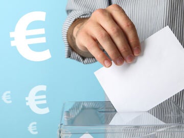 Imagen de una persona metiendo un voto en la urna 