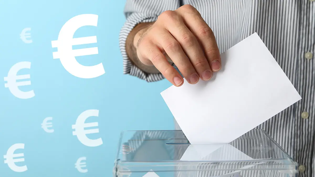 Imagen de una persona metiendo un voto en la urna Imagen de una persona metiendo un voto en la urna