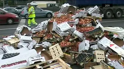 Productos españoles tirados en la carretera Productos españoles tirados en la carretera