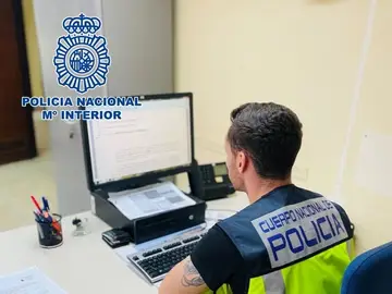 Un agente de la Policía Nacional investiga en la red Un agente de la Policía Nacional investiga en la red