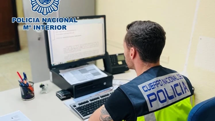 Un agente de la Policía Nacional investiga en la red Un agente de la Policía Nacional investiga en la red
