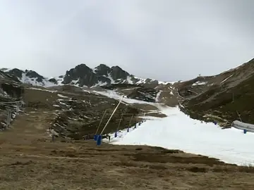La estación de esquí de San Isidro en León, sin apenas nieve La estación de esquí de San Isidro en León, sin apenas nieve