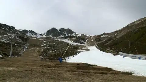 La estación de esquí de San Isidro en León, sin apenas nieve